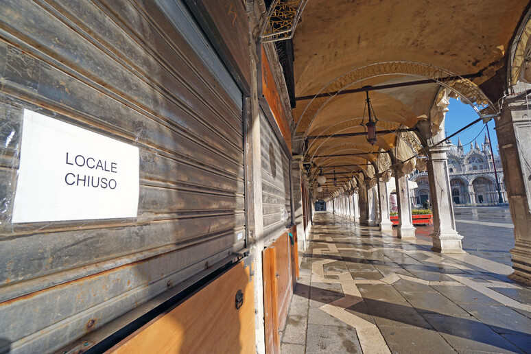 Un locale chiuso a Venezia in una foto di archivio - RIPRODUZIONE RISERVATA