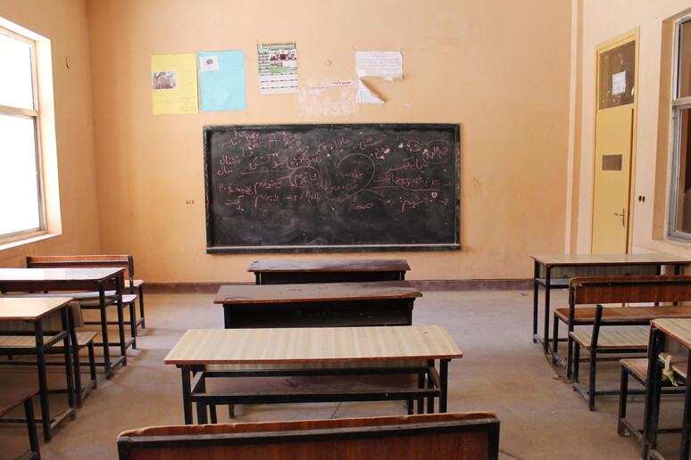 Una classe in una scuola in Afghanistan © ANSA/EPA