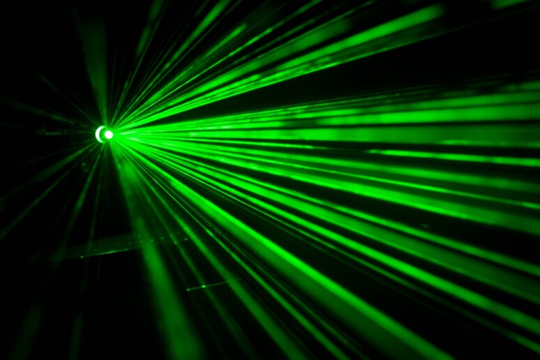 Fasci di luce laser (fonte: PIxabay) - RIPRODUZIONE RISERVATA