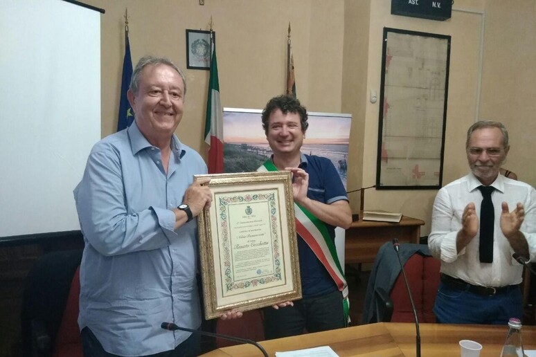 La foto postata dal sindaco di Adria per annunciare la morte dell 'attore e doppiatore Renato Cecchetto - RIPRODUZIONE RISERVATA