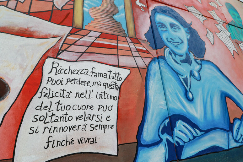 Giorno Memoria: a Firenze murale dedicato ad Anna Frank - RIPRODUZIONE RISERVATA