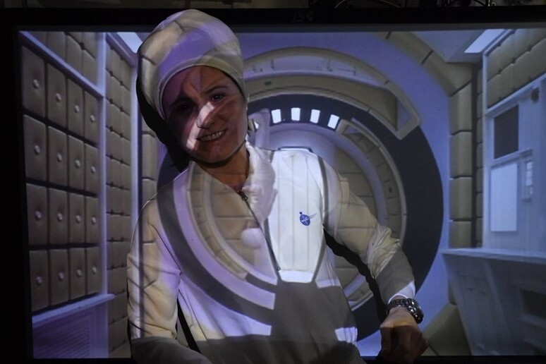 AstroSam emula una scena del film ‘2011 Odissea nello spazio’ (fonte: Twitter) - RIPRODUZIONE RISERVATA