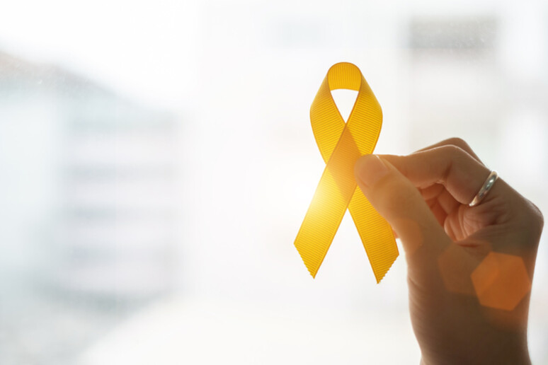 Il nastro giallo, simbolo del sarcoma di Ewing - RIPRODUZIONE RISERVATA