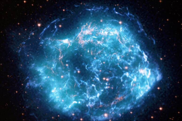 Immagine composita del resto di supernova Cassiopea A (fonte: X-ray: Chandra: NASA/CXC/SAO, IXPE: NASA/MSFC/J. Vink et al.; Optical: NASA/STScI) - RIPRODUZIONE RISERVATA