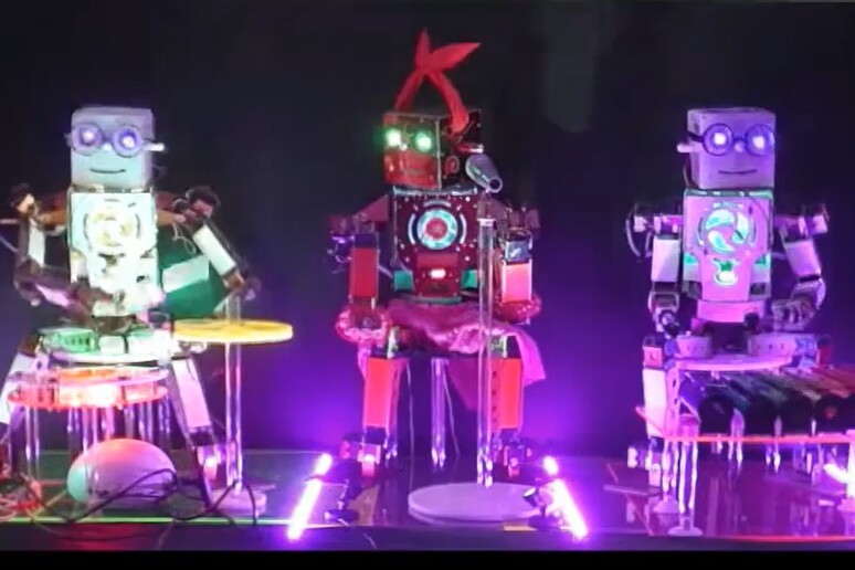 La band dei minirobot presentata alla Maker Faire (fonte: Tetsuji Katsuda da YouTube) - RIPRODUZIONE RISERVATA
