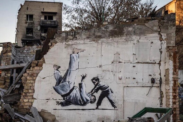 Una delle opere di Banksy apparse in Ucraina - RIPRODUZIONE RISERVATA
