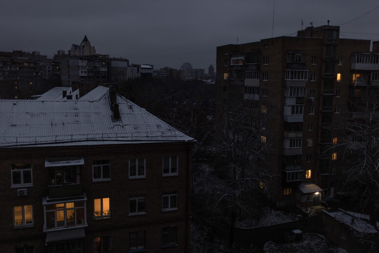 Neve durante un blackout a Kiev, archivio © ANSA/EPA