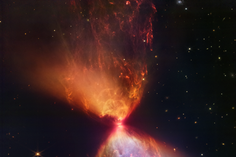 Al centro di questa clessidra cosmica fotografata dal telescpio James Webb c 'è una stella nascente (fonte: NASA, ESA, CSA, STScI,  J. DePasquale, A. Pagan, A. Koekemoer/STScI) - RIPRODUZIONE RISERVATA