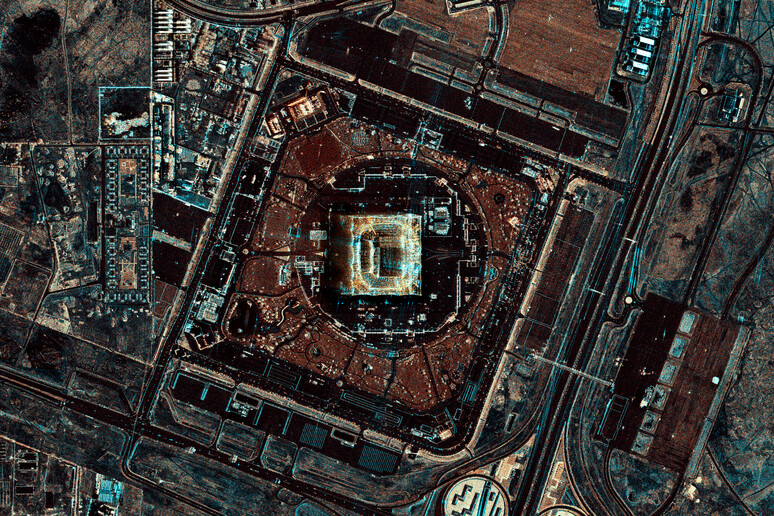 Lo stadio Al Bayt, che ospiterà la partita inaugurale della Coppa del Mondo di calcio, fotografato dai satelliti italiani CosmoSkyMed di seconda generazione (fonte:  ASI. Processata e distributa da e-GEOS) - RIPRODUZIONE RISERVATA