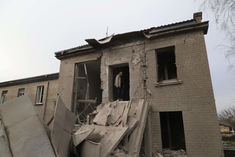 Edificio bombardato in Ucraina © ANSA/AFP