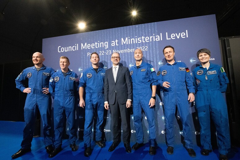 Il direttore dell 'Esa Josef Ascbacher con gli astronauti europei in apertura della Conferenza Ministeriale 2022 (fonte: ESA) - RIPRODUZIONE RISERVATA