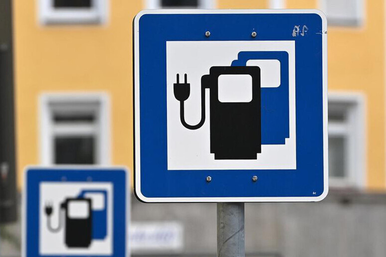 Germania, rischio crollo vendite auto elettriche nel 2024 © ANSA/DW