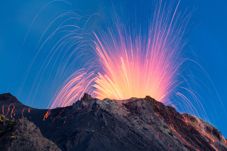 Un 'eruzione dello Stromboli (fonte: Matteo Trolese) - RIPRODUZIONE RISERVATA