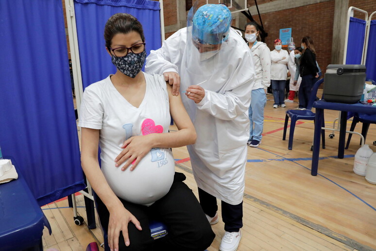 Aifa, vaccino in gravidanza � sicuro, molti rischi da Covid © ANSA/EPA