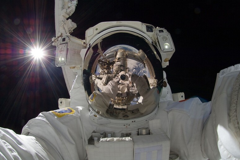 Un astronauta impegnato in un 'attività extraveicolare (fonte: NASA) - RIPRODUZIONE RISERVATA