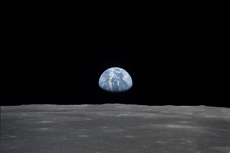 La Terra vista dal suolo lunare (fonte: NASA/JSC) - RIPRODUZIONE RISERVATA