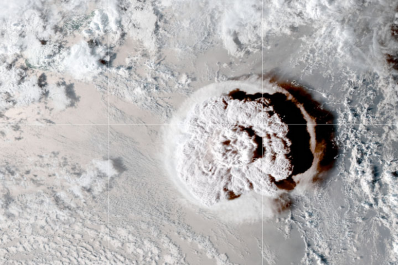 L 'eruzione vulcanica a Tonga luglio 2022, ripresa da un satellite - RIPRODUZIONE RISERVATA