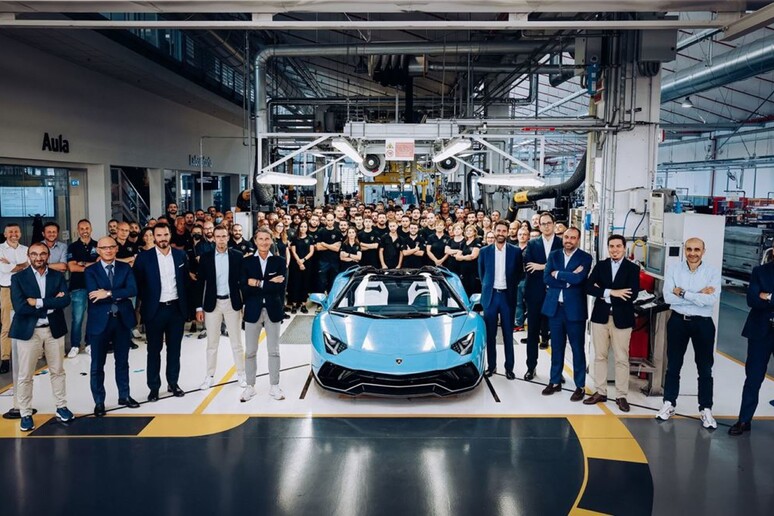 Lamborghini: l 	'Aventador l 	'ultima auto del Toro dal V12 puro - RIPRODUZIONE RISERVATA