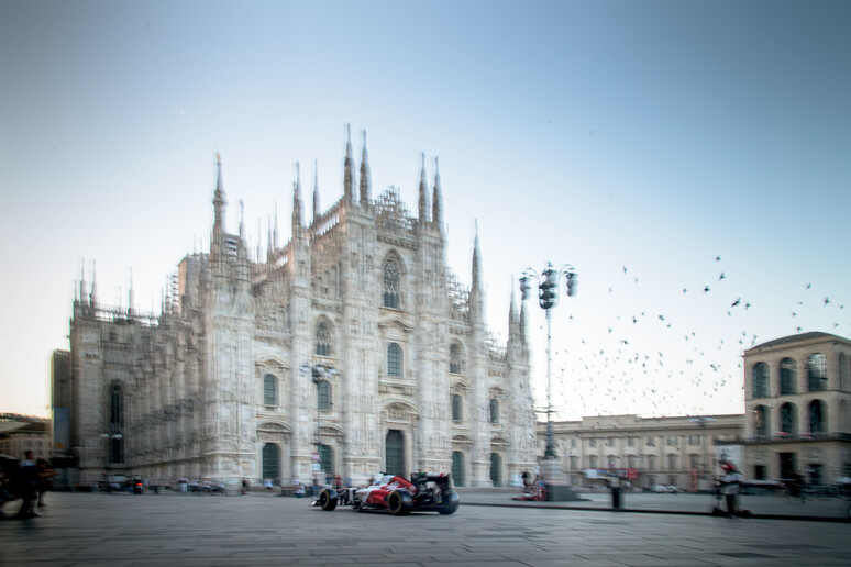 Alfa Romeo: Bottas sfila per Milano con la sua monoposto F1 - RIPRODUZIONE RISERVATA