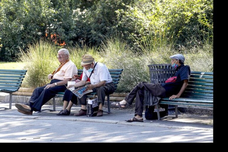 Anziani in una foto d 'archivio - RIPRODUZIONE RISERVATA