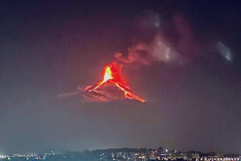 L 'Etna durante l 'eruzione - RIPRODUZIONE RISERVATA