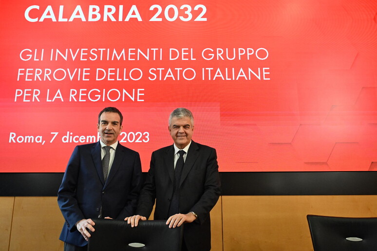 L 'Ad di FSI, Luigi Ferraris (D), con il presidente della Regione Calabria, Roberto Occhiuto - RIPRODUZIONE RISERVATA