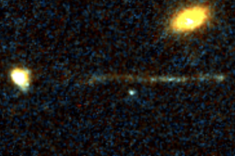 La scia luminosa che parte dalla galassia (sulla sinistra) e diventa più intensa man mano che si allontana verso destra (fonte: van Dokkum et al., arXiv, 2023) - RIPRODUZIONE RISERVATA