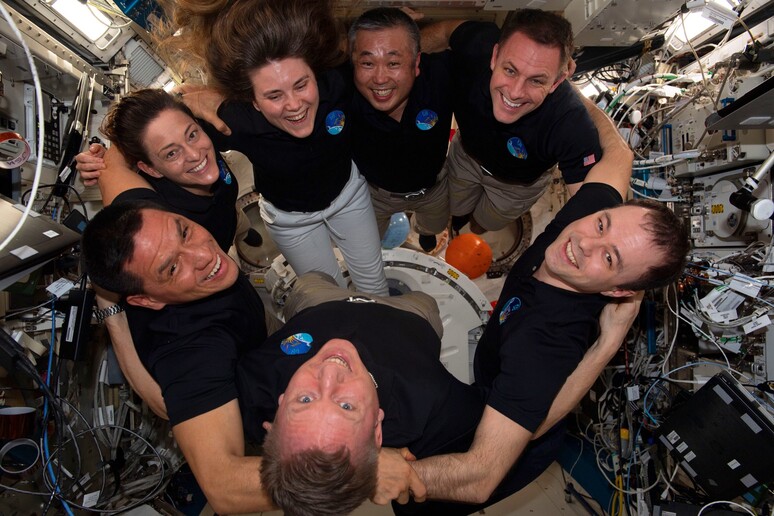 I sette astronauti a bordo della Stazione Spaziale Internazionale (fonte: NASA) - RIPRODUZIONE RISERVATA