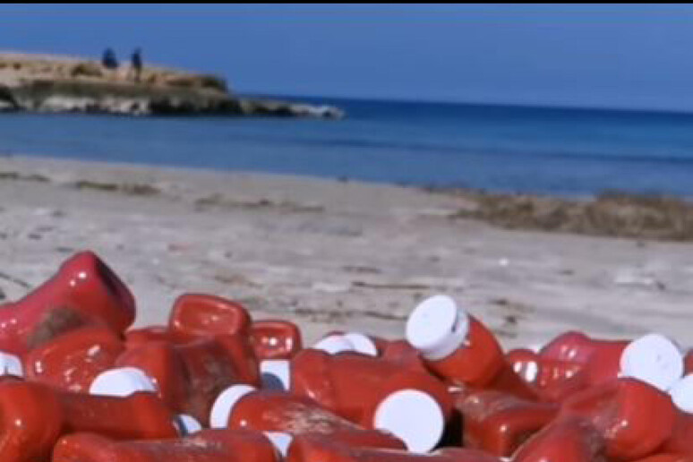 Le bottigliette di ketchup trovate sulla spiaggia - RIPRODUZIONE RISERVATA