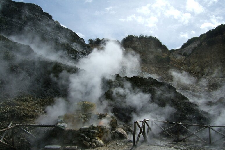 Fino al 40% delle emissioni di CO2 dai Campi Flegrei non è riconducibile al magma (fonte: ekieraM, Flickr) - RIPRODUZIONE RISERVATA
