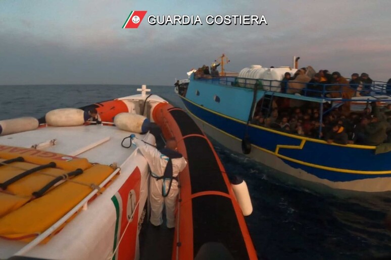 Guardia Costiera soccorre 450 migranti a 100 miglia da Siracusa - RIPRODUZIONE RISERVATA