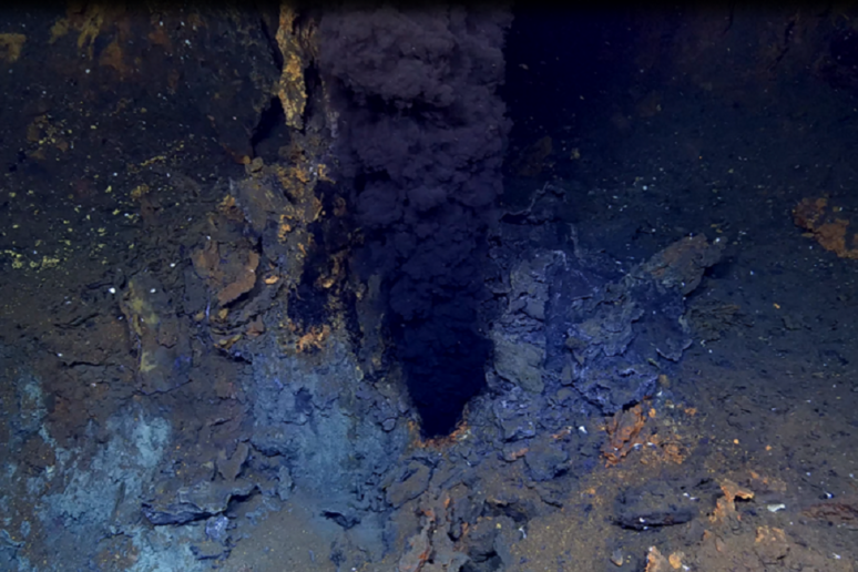 Una sorgente idrotermale nelle profondità dell 'oceano (fonte: HACON cruise 2021, REV Ocean) - RIPRODUZIONE RISERVATA