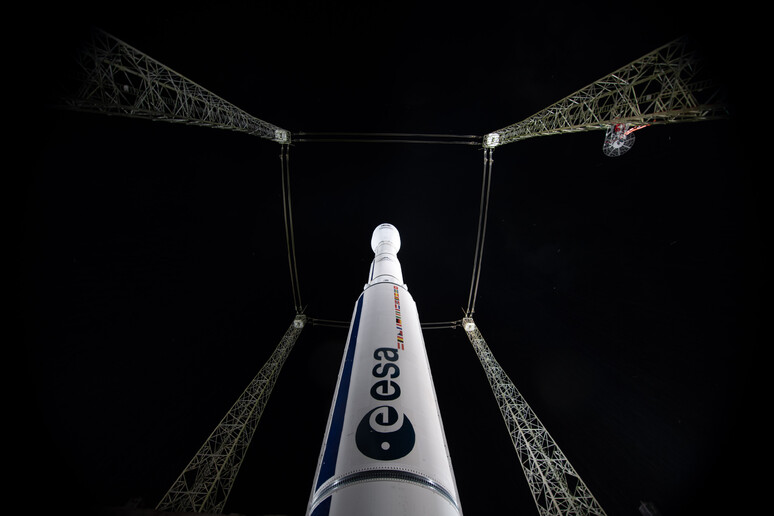 Il lanciatore europeo Vega C pronto al lancio allo spazioporto europeo di Kourou, nella Guyana francese, prima del suo volo inaugurale (fonte: ESA - M. Pedoussaut) - RIPRODUZIONE RISERVATA
