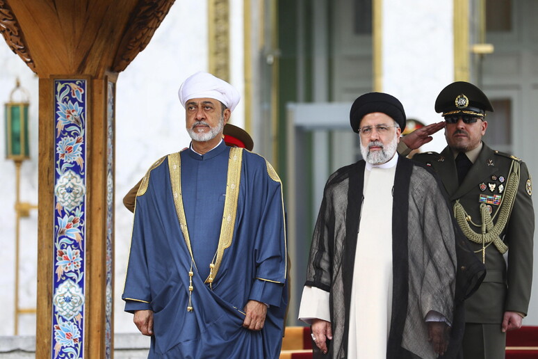 Il sultano dellìOman Haitham bin Tariq Al Said a Teheran con il presidente iraniano Ebrahim Raisi © ANSA/EPA