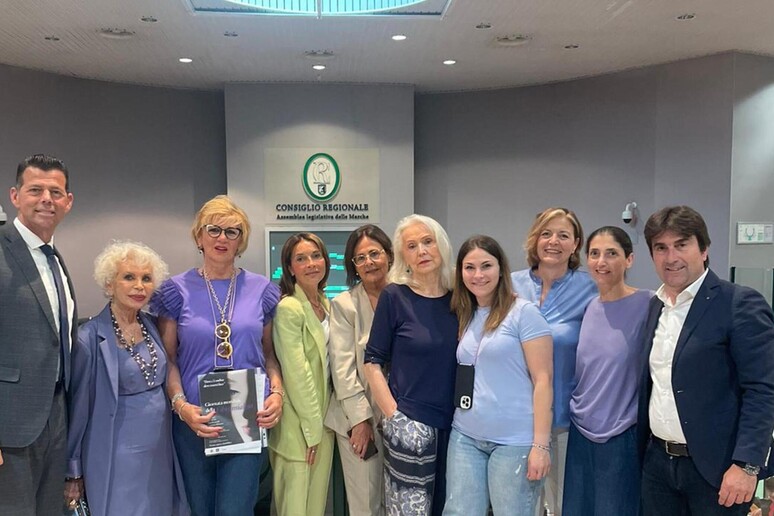 Consiglieri Pd Marche con le donne rappresentanti delle persone affette da fibromialgia - RIPRODUZIONE RISERVATA