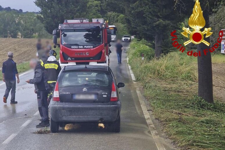 Maltempo: auto impantanata a Mogliano - RIPRODUZIONE RISERVATA