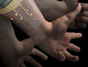 Un bracciale con biosensori che riconosce i gesti della mano (ANSA)