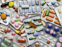 Background of a large group of assorted capsules, pills and blisters (ANSA)