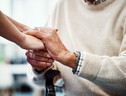 Sentirsi utili per gli altri difende gli anziani malati di cuore (ANSA)