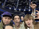 Un selfie con i Maneskin pubblicato da Gianni Morandi sui social in occasione della partecipazione del gruppo alla terza serata del Festival di Sanremo - Facebook di Gianni Morandi (ANSA)