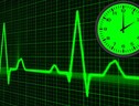 La percezione del tempo varia con il battito del cuore (fonti: il tracciato delle'elettrocardiogramma è di PulicDomainPictures, orologio di Creazilla) (ANSA)