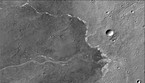 In bianco i depositi di sali trovati da Mro all’interno di un canale ormai asciutto su Marte (fonte: NASA/JPL-Caltech/MSSS) (ANSA)