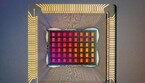 Il nuovo chip NeuRRAM (fonte: David Baillot/University of California San Diego) (ANSA)