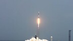 Il lancio del cargo Dragon con il razzo Falcon 9. La navetta porta oltre 4 tonnellate di rifornimenti alla Stazione Spaziale (fonte: NASA TV) (ANSA)
