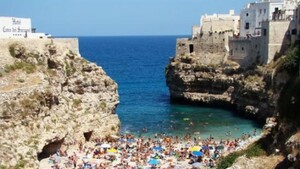 Premio Booking 'Città più accogliente' a Polignano a Mare (ANSA)