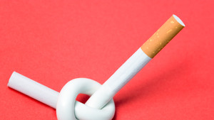 Nuovo quesito del sondaggio della rubrica VERO O FALSO di ANSA Salute: Fumare di meno fa diminuire il rischio di tumore al polmone? (ANSA)