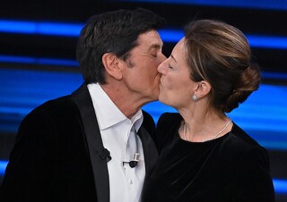 Il bacio tra Gianni Morandi e la moglie Anna (ANSA)