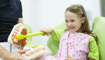 una bambina dal dentista  (ANSA)