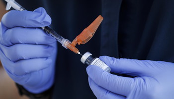 Pfizer-BioNTech, al via test clinici vaccino contro Omicron (ANSA)