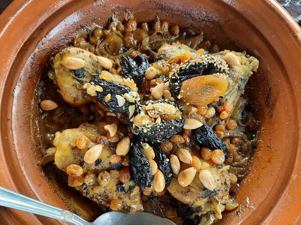 cucina dal Marocco con l'aiuto di Maria, la cuoca del Dar Darma Riad di Marrakech © ANSA